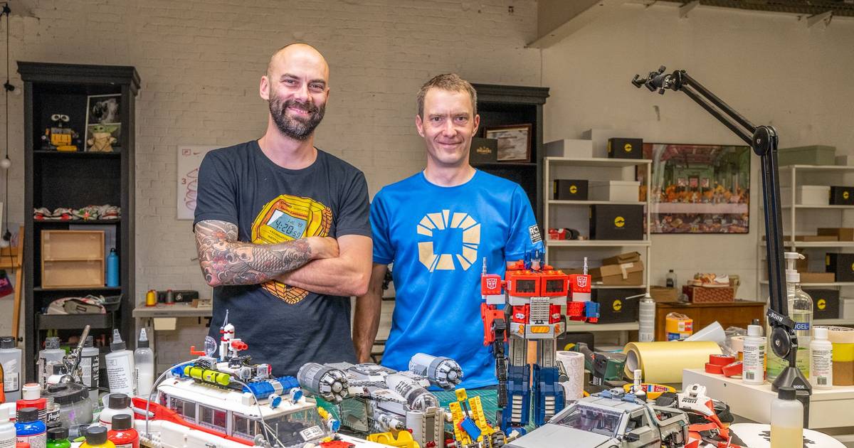 genie Nauwkeurig Forensische geneeskunde Broers Tijs (40) en Gerrit (43) halen 30 jaar oude LEGO van zolder: “Toen  mijn LEGO-sneakers viraal gingen, begon het weer te kriebelen” | Aalst |  hln.be