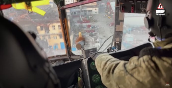 Zicht vanuit de cockpit van een Oekraïense helikopter die de soldaten in de Azovstal-fabriek bevoorraadde.