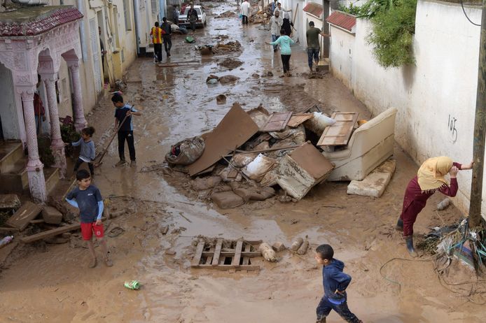 De overvloedige regen zorgde ook voor modderstromen in Mhamdia, nabij de hoofdstad Tunis.