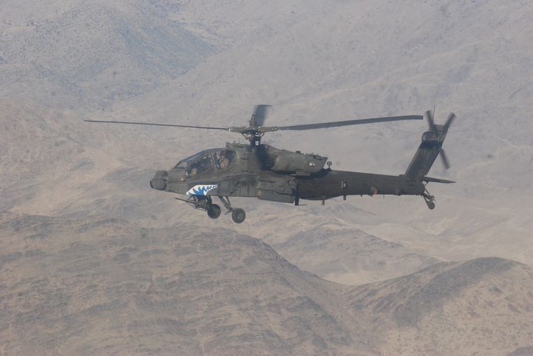 Een Amerikaanse Apache tijdens een patrouillevlucht in de Afghaanse provincie Nangarhar. Beeld US Army