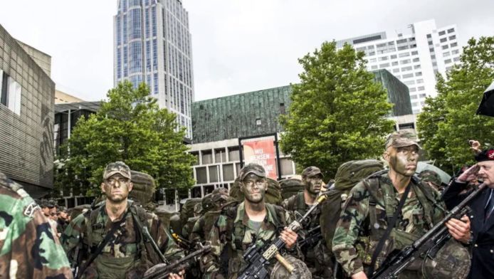 blijven nul vertaling Komende week verschillende militaire oefeningen in Rotterdam, op onder meer  de Euromast en de Hef | Rotterdam | AD.nl