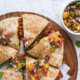 Het is Jackfruit Day: volkoren quesadillas met jackfruit reepjes en mangosalsa