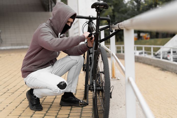 Onverbeterlijke fietsendief (48) genekt door gps-tracker: 10 maanden cel | Gent | hln.be