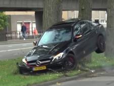 Supersnelle Mercedes AMG crasht hard tegen boom in Rotterdam