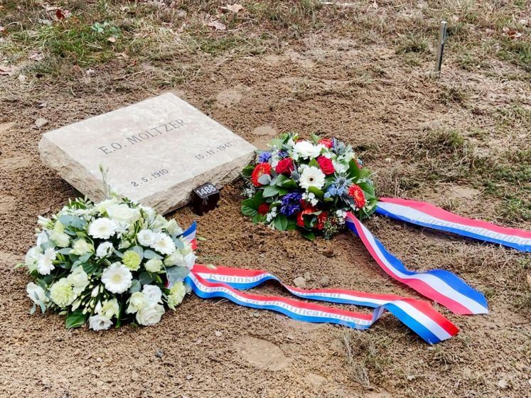 Gedenksteen op Ereveld Loenen voor verzetsman Ernst Moltzer