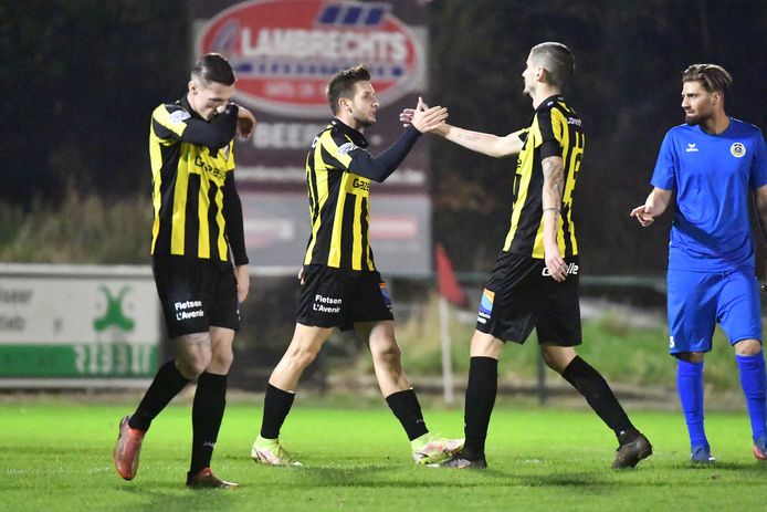 Mathias Nys heeft net de score geopend tegen Pepingen-Halle en wordt gefeliciteerd door Gianni Vets.