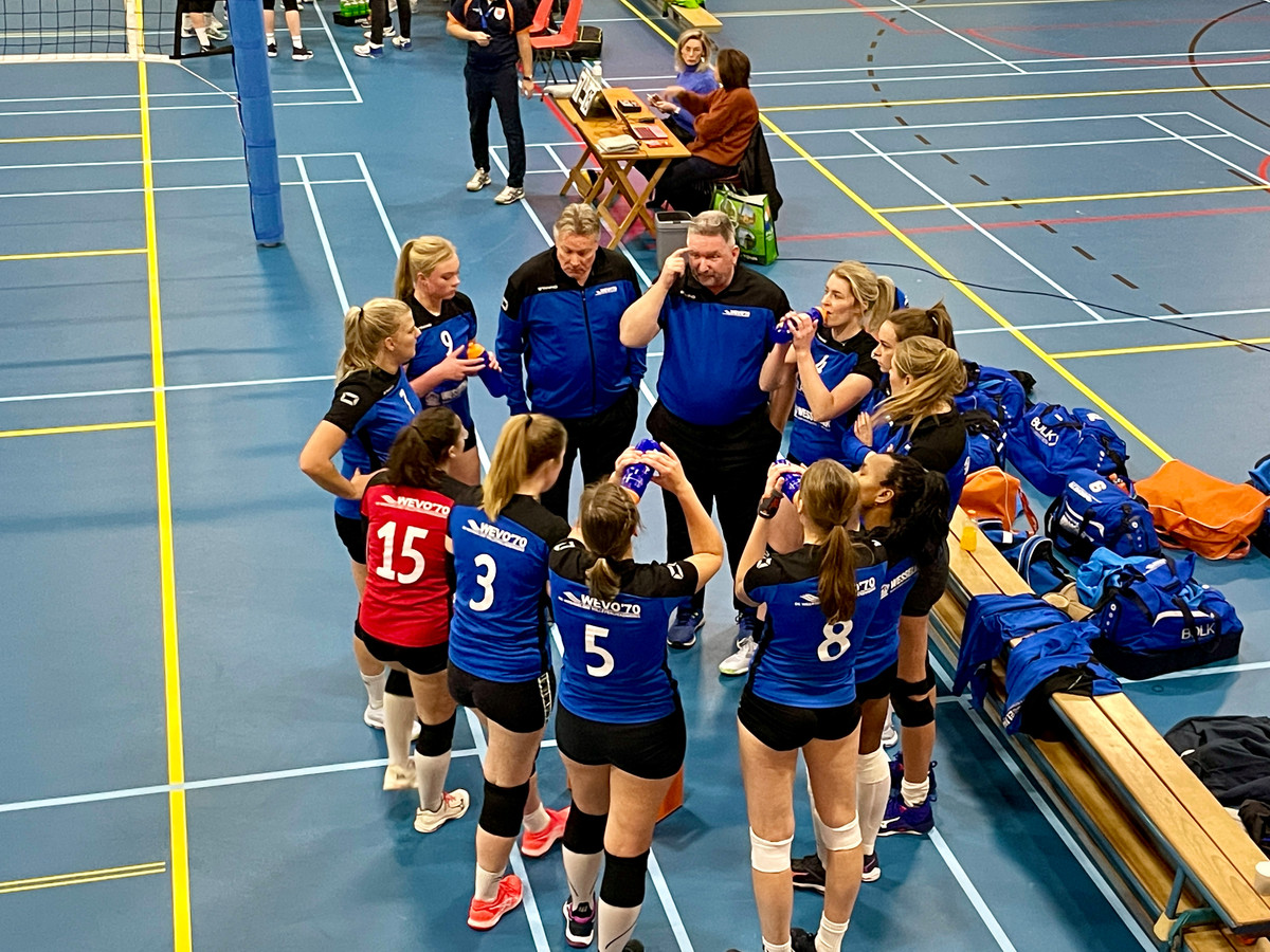 Trainer Gerjan Heerkes van Wevo'70 geeft instructies aan zijn team. Links naast hem zijn assistent Hans Giesselink.