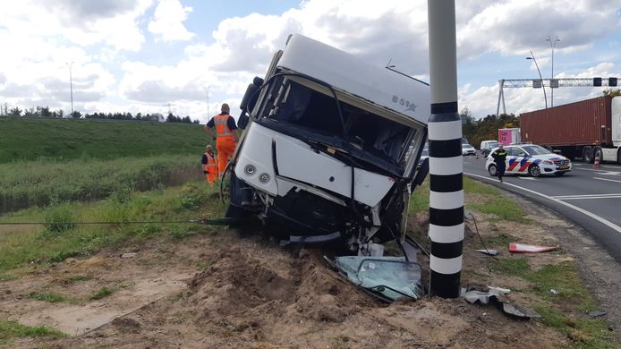 Camper rijdt tegen lantaarpaal bij knooppunt Leenderheide Eindhoven.