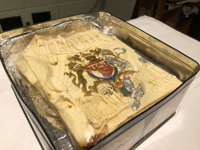 La boîte contenant le glaçage emballé dans du plastique d'une tranche de gâteau provenant de l'un des 23 gâteaux de mariage officiels confectionnés pour le mariage royal du prince Charles et de Lady Diana Spencer le mercredi 29 juillet 1981, qui a atteint 1.850 livres (2.565 dollars US) lors d'une vente aux enchères chez Dominic Winter Auctioneers à Cirencester, en Angleterre, le mercredi 11 août 2021.