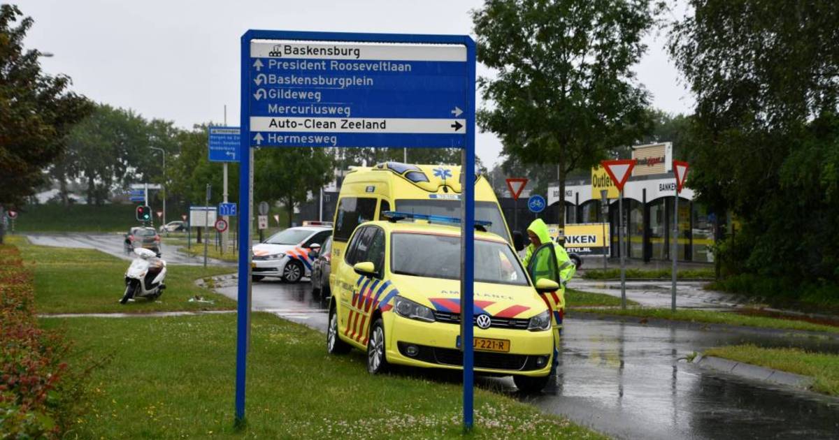 Scooterrijder gewond door botsing met personenauto in Vlissingen.