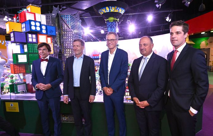 Van links naar rechts: Waals minister-president Elio Di Rupo (PS), burgemeester van Charleroi en PS-voorzitter Paul Magnette, John Jakobsen van Legoland Resorts Group, Waals minister van Economie Willy Borsus (MR) en federaal staatssecretaris voor Relance en Strategische Investeringen Thomas Dermine (PS) tijdens de presentatie van de plannen voor Legoland in Charleroi.