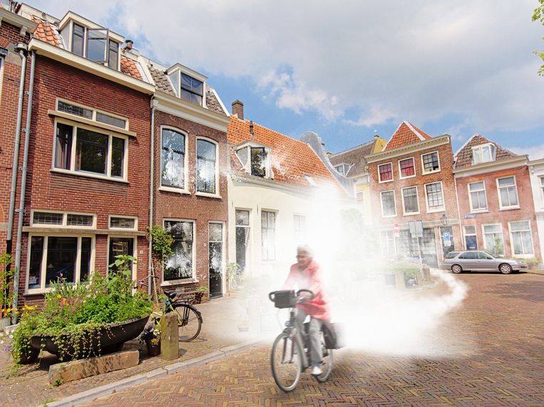 Buurt schrikt van een luide knal, afkomstig van de e-bike van Riet. Beeld Shutterstock