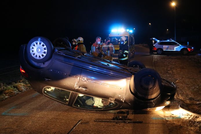De wagen kwam op zijn dak terecht.