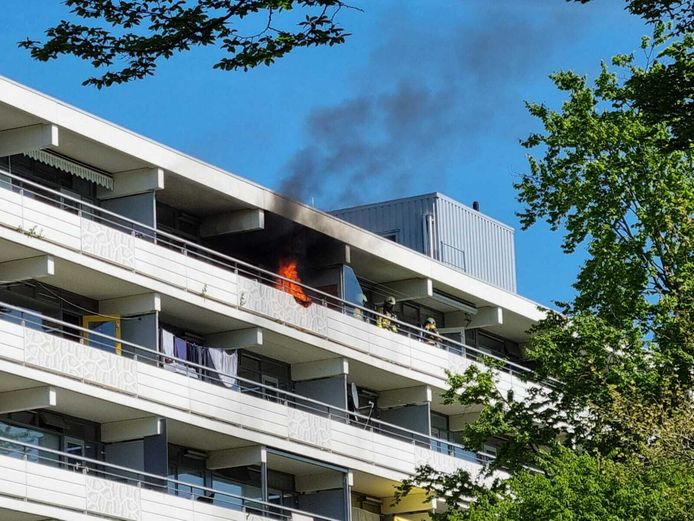 De brandweer bluste het vuur bij de flat op de vijfde verdieping vanaf een naastgelegen balkon in Doetinchem.