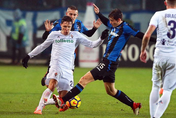 Marten De Roon zet Fiorentina-talent Federico Chiesa de voet dwars.