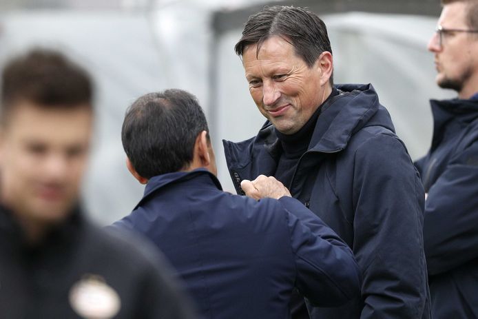 Een dolletje van Roger Schmidt met Jos Luhukay, de huidige trainer van VVV.