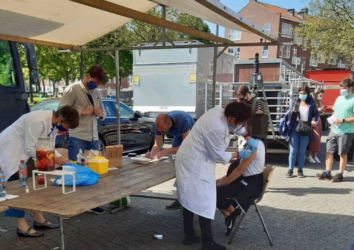 Een vrouw wordt gevaccineerd in Rotterdam-Delfshaven.
