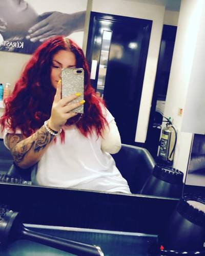 Toeriste draagt na quad-crash eigen arm ambulance in