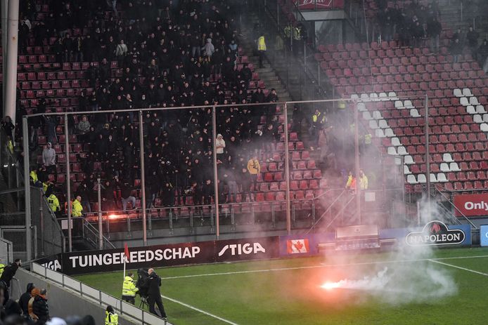 Vitesse-fans gooien vuurwerk op het veld tijdens het duel met FC Utrecht.
