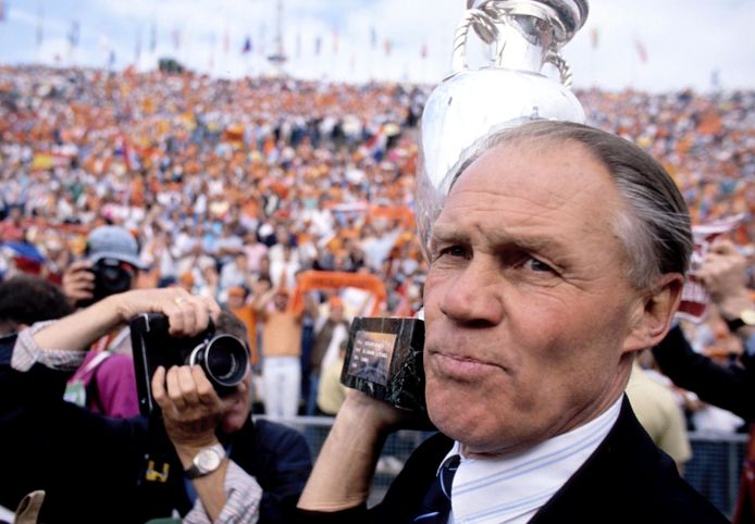 Raymond Goethals Zit In Prestigieus Lijstje Van Beste Coaches Aller Tijden Guardiola Hoogst Genoteerde Nog Actieve Trainer Voetbal Hln Be