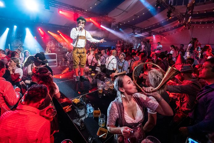 In de feesttent naast het TOP Oss Stadion werd zaterdagavond Das GrOSSE Oktoberfest gehouden.
