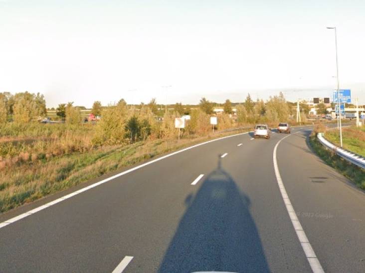 Opnieuw rijdt een auto het water in naast bocht van A59 naar A2 bij knooppunt Empel