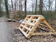 Een illegale dumping van bouwafval in de Loorsteeg, net buiten Ruurlo.