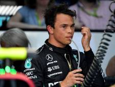 Met Lewis Hamilton op zijn oor traint Nyck de Vries naar negende tijd: ‘Zijn support was te voelen en te waarderen’