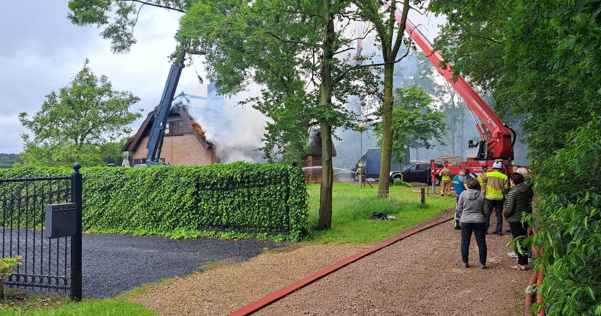 Woning met rieten kap volledig in brand in Huijbergen, brandweer richt zich op naastgelegen schuur