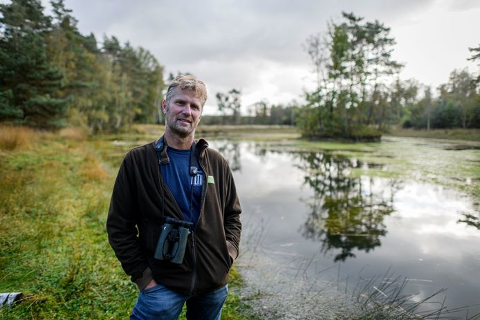 Ecoloog Jacob van der Weele laat het Natura2000 ven in het Landgoed Lonnekermeer zien. Het kan tegen een stootje, maar mos duidt op verzuring door stikstof.