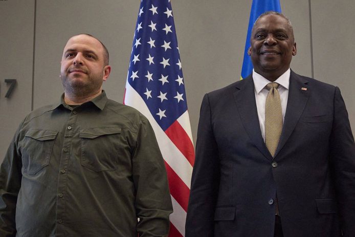 De Oekraïense minister van Defensie Roestem Oemjerov en zijn Amerikaanse collega Lloyd Austin.