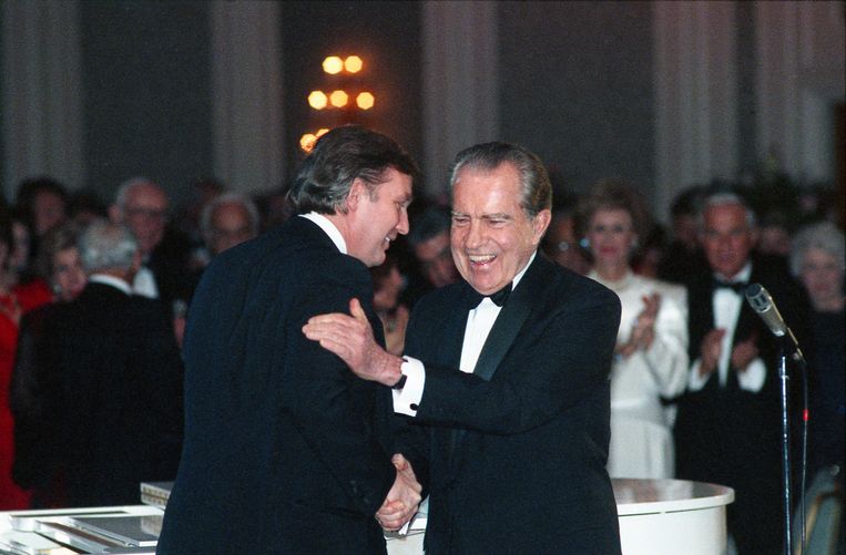 Een ontmoeting tussen Donald Trump en Richard Nixon op een gala in 1989. ‘Trump staat bekend als een groot bewonderaar van Nixon.’ Beeld ISOPIX