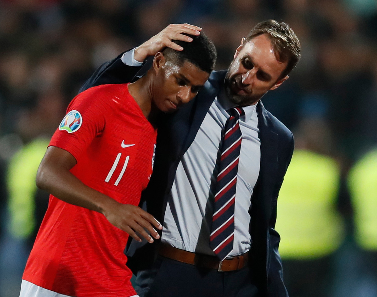 De Engelse bondscoach Gareth Southgate met Marcus Rashford, een van de spelers die het doelwit was van racistische fans van het Bulgaarse elftal.   Beeld BSR Agency