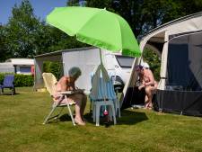 Nudistenseizoen geopend, op bezoek bij Twentse blootcamping: ‘Gluurders heb je snel genoeg door’