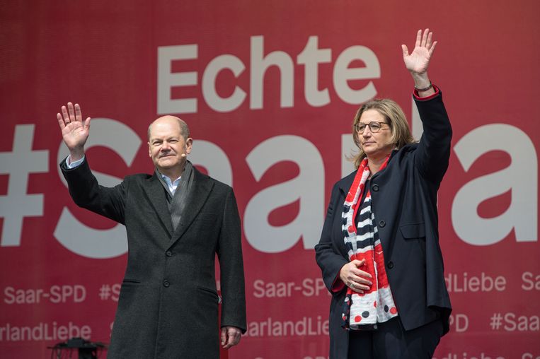 Olaf Scholz en Anke Rehlinger op campagne. De Duitse bondskanselier ziet zijn partij ruim winnen in de deelstaat, Rehlinger maakt een goede kans om de nieuwe minister-president te worden.  Beeld Oliver Dietze/dpa