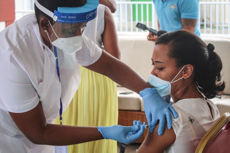 Inenting met het Chinese coronavaccin op de Seychellen. De eilandengroep heeft zijn bevolking relatief snel gevaccineerd. Beeld AFP