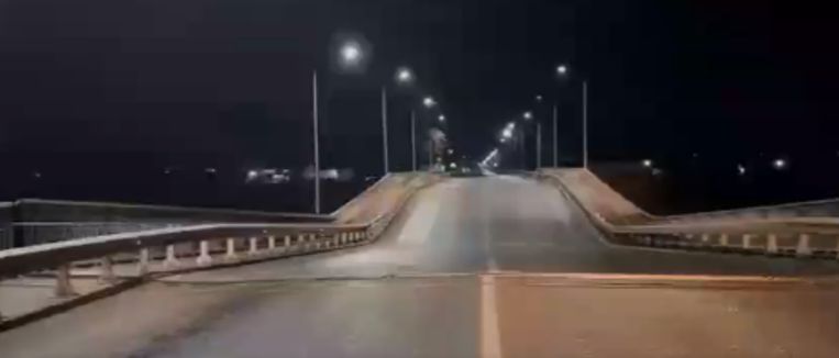 Il ponte di Melitopol è parzialmente crollato dopo le esplosioni.  immagine rv