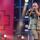 ‘Rammstein rekruteerde met regelmaat jonge vrouwen, zodat zanger met hen seks kon hebben’: Till Lindemann onder vuur