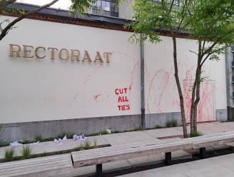 “Cut all ties”: gevel van rectoraat van de Gentse universiteit beklad met duidelijke boodschap tijdens studentenprotest
