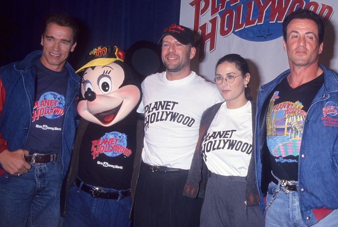 Arnold Schwarzenegger, Bruce Willis, Demi Moore e Sylvester Stallone all'inaugurazione del Planet Hollywood.