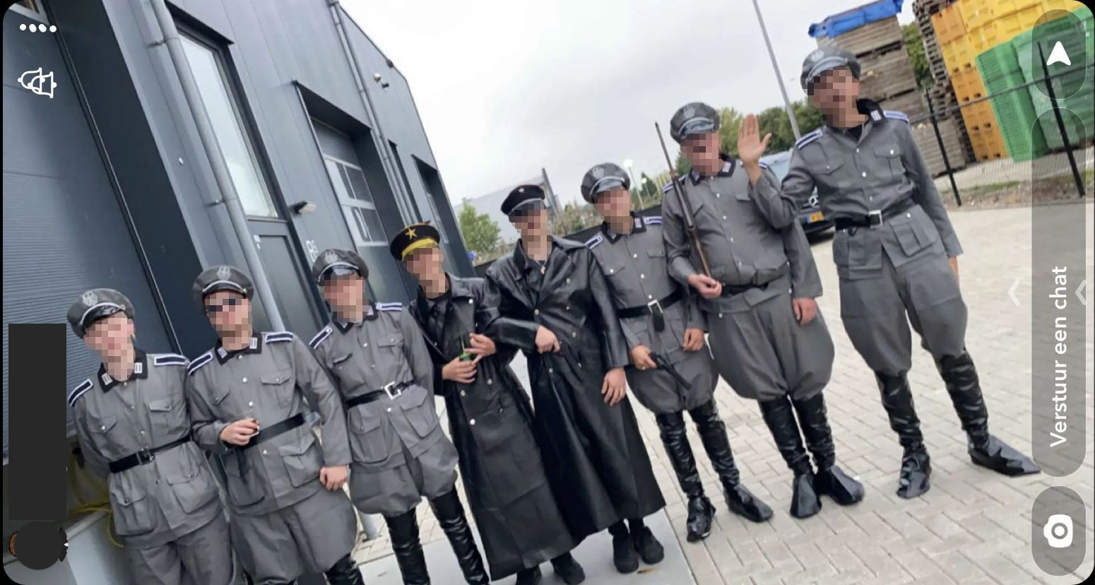 De beelden van de jonge mannen in legeruniformen die rondgaan op sociale media.