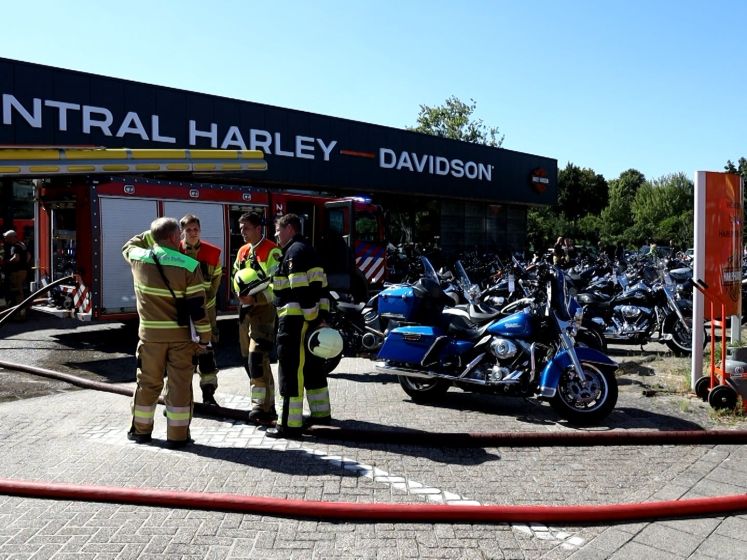 Dealer zet 140 Harley-Davidsons op straat bij brand