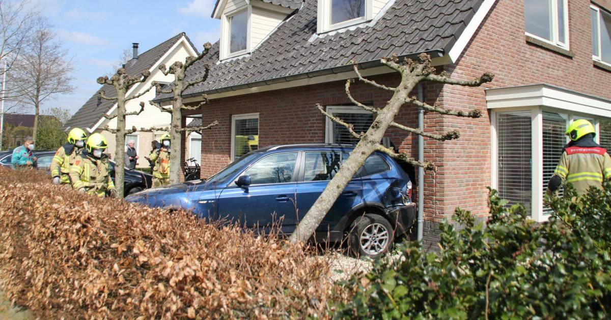 Bizar ongeluk; auto rijdt dwars door woning in Nijkerk: ‘Ravage is groot’.