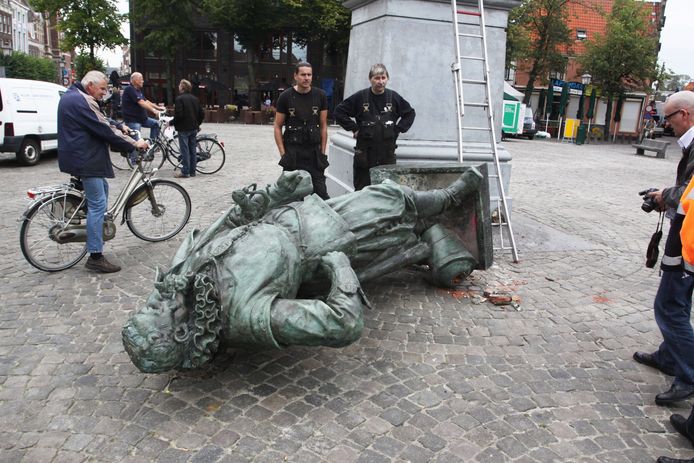 In 2011 viel het standbeeld van Coen bij werkzaamheden van zijn sokkel