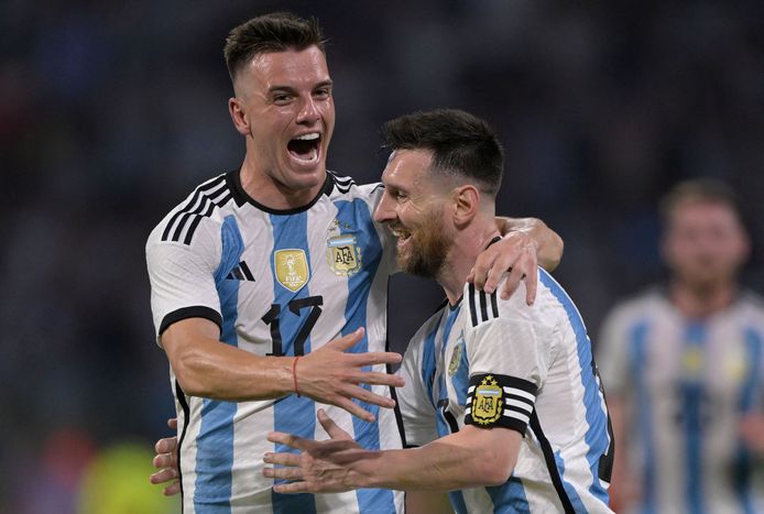 Lionel Messi viert zijn goal.