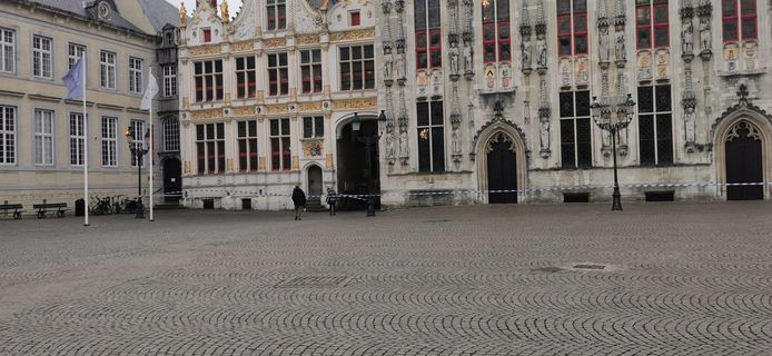 Aan het Stadhuis van Brugge is een groot lint gespannen, er is nog bezorgdheid om brokstukken.
