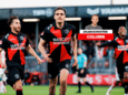Almere City is na een 2-0-zege op FC Emmen dicht bij promotie naar de eredivisie.
