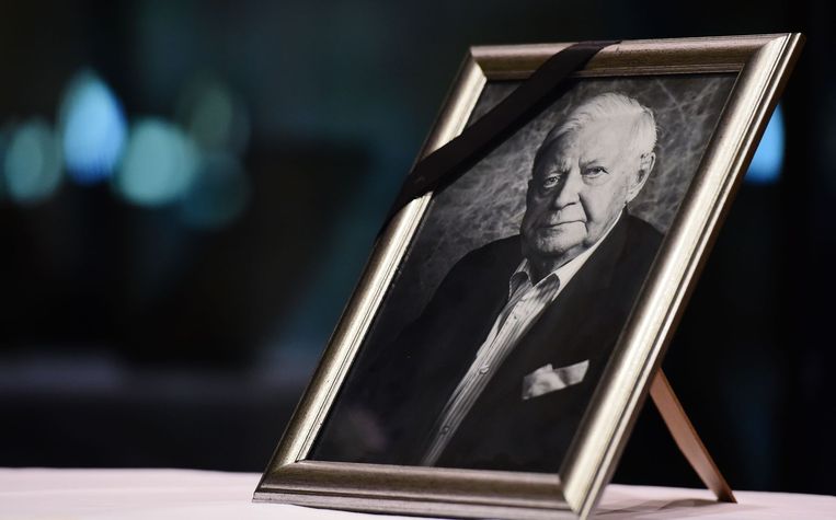 Een foto van de oud-bondskanselier Helmut Schmidt, naast een condoleanceregister, in het hoofdkantoor van de Social Democratic Party: het Willy-Brandt-Haus in Berlijn. Beeld afp
