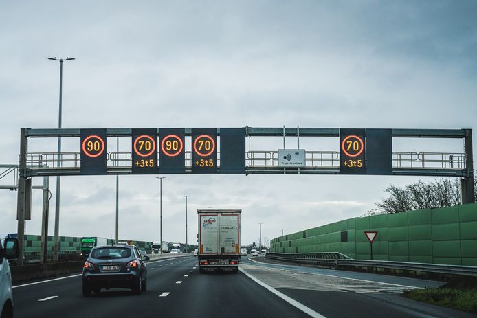 De snelheidsverlaging voor vrachtwagens (+3,5 ton) geldt al sinds 20 december op het viaduct van Gentbrugge.