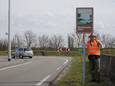 Op de Burgemeester Bechtweg, richting de A65, plaatste Frans Kapteijns een bord 'Beschermde berm'.
